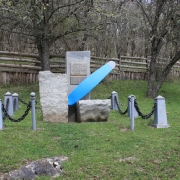 Памятник на месте бывшего партизанского аэродрома. Кордон "Зубровая поляна"