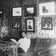 Император Николай II в охотничьем домике у монастыря