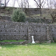 Опорная стена с православным крестом