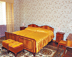 Спальня со скромной мебелью и бельем из батиста. Ее занимал Леонид Брежнев.