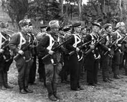 Группа крымских партизан перед съемкой кинохроники (1943 год)