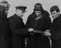 Руководитель 2-го партизанского района Иван Генов с боевыми друзьями партизан - советскими летчиками (лето 1942 года)
